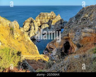 De Lagos a Ponta da Piedade Algarve, las rocas talladas por el viento las calas, cuevas y túneles lo convierten en un lugar increíblemente hermoso Stockfoto