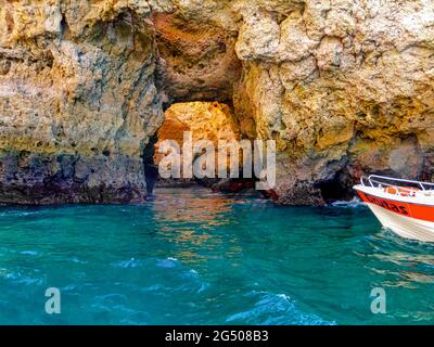 De Lagos a Ponta da Piedade Algarve, las rocas talladas por el viento las calas, cuevas y túneles lo convierten en un lugar increíblemente hermoso Stockfoto