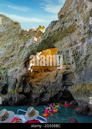 De Lagos a Ponta da Piedade Algarve, las rocas talladas por el viento las calas, cuevas y túneles lo convierten en un lugar increíblemente hermoso Stockfoto