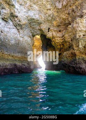 De Lagos a Ponta da Piedade Algarve, las rocas talladas por el viento las calas, cuevas y túneles lo convierten en un lugar increíblemente hermoso Stockfoto