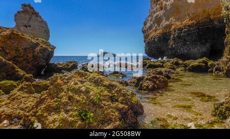 Praia da Marinha, se considera una de las 10 mejores playas más bellas de Europa, situada en el Algarve Portugal. Stockfoto