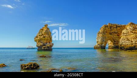 Praia da Marinha, se considera una de las 10 mejores playas más bellas de Europa, situada en el Algarve Portugal. Stockfoto