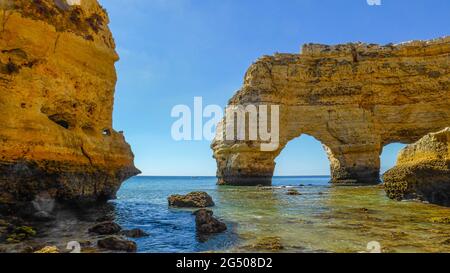 Praia da Marinha, se considera una de las 10 mejores playas más bellas de Europa, situada en el Algarve Portugal. Stockfoto