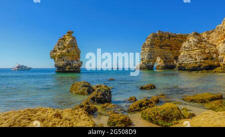 Praia da Marinha, se considera una de las 10 mejores playas más bellas de Europa, situada en el Algarve Portugal. Stockfoto