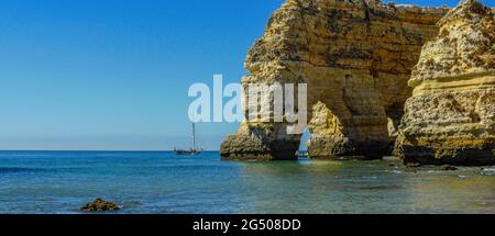 Praia da Marinha, se considera una de las 10 mejores playas más bellas de Europa, situada en el Algarve Portugal. Stockfoto