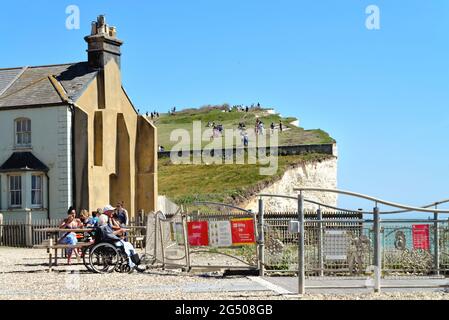 Die instabile Kreidefelsen in Birling Gap mit Touristen genießen einen heißen Sommertag, Eastbourne East Sussex England Großbritannien Stockfoto