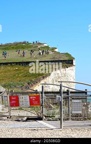 Die instabile Kreidefelsen in Birling Gap mit Touristen genießen einen heißen Sommertag, Eastbourne East Sussex England Großbritannien Stockfoto