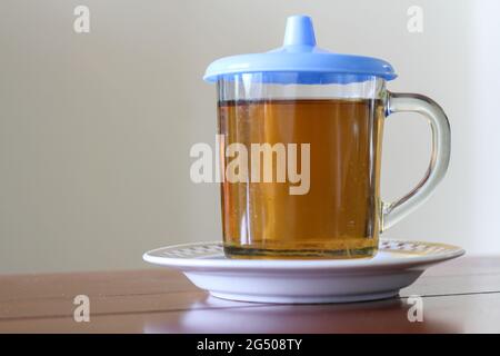 Eine Tasse heißen Tee wird morgens als Ergänzung zum Frühstück serviert Stockfoto