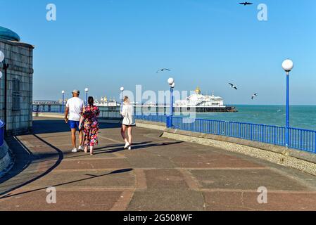 Eastbourne Seebrücke und Strand an einem sonnigen Sommerabend, East Sussex England Großbritannien Stockfoto