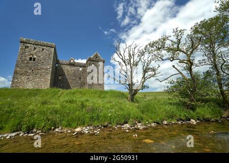 Hermitage Castle eine halbruinierte Burg in der Grenzregion von Schottland. Es steht unter der Obhut des Historic Scotland. Das Schloss hat einen guten Ruf, bot Stockfoto