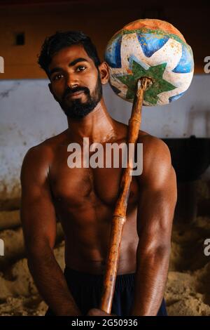 VARANASI - INDIEN, nicht identifizierte Pehlwan-Ringer in einem kuschti akhara in Varanasi, Indien. Kushti ist eine traditionelle Form des Wrestlings in Indien. Stockfoto