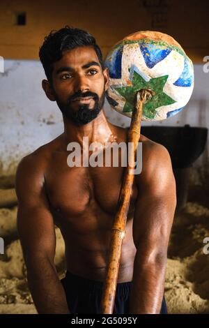 VARANASI - INDIEN, nicht identifizierte Pehlwan-Ringer in einem kuschti akhara in Varanasi, Indien. Kushti ist eine traditionelle Form des Wrestlings in Indien. Stockfoto