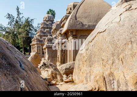 Pancha Rathas (fünf Rathas) aus Mamallapuram, einem UNESCO-Weltkulturerbe in Tamil Nadu, Südindien Stockfoto