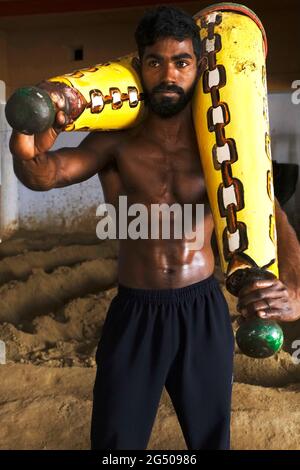 VARANASI - INDIEN, nicht identifizierte Pehlwan-Ringer in einem kuschti akhara in Varanasi, Indien. Kushti ist eine traditionelle Form des Wrestlings in Indien. Stockfoto