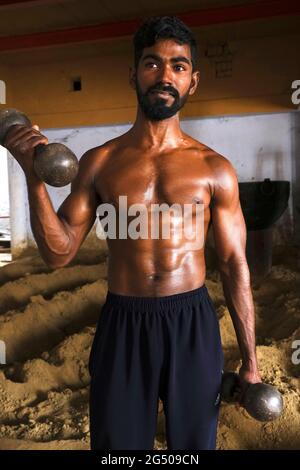 VARANASI - INDIEN, nicht identifizierte Pehlwan-Ringer in einem kuschti akhara in Varanasi, Indien. Kushti ist eine traditionelle Form des Wrestlings in Indien. Stockfoto