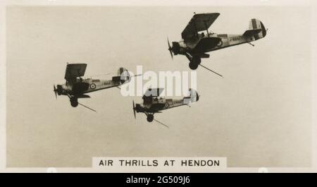 ‘Heimatveranstaltungen’ W.D. UND H.O. Wills Zigarettenkarte mit dem Titel „Air Thrills at Hendon“. „eine der spannendsten Ausstellungen der britischen Wizards of the Air ist die des jährlichen „Royal Air Force Pageant“ in Hendon, Middlesex. Es werden großartige Ausstellungen über Luftrennen, ‘verrücktes’ Fliegen und Massenentwicklungen durchgeführt. Das Foto zeigt Flugzeuge, die Nachrichten in der Luft empfangen und senden.“ Veröffentlicht im Jahr 1932. Stockfoto