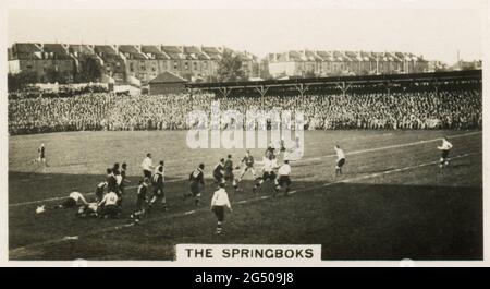 ‘Heimatveranstaltungen’ W.D. UND H.O. Wills Zigarettenkarte mit dem Titel „The Springboks“. „das letzte südafrikanische Rugby-Football-Team, das 1913 hierher kam, hat einen wunderbaren Rekord aufgestellt. Unter der Führung von W. A. Millar haben sie 24 von 27 Spielen gewonnen, darunter alle ihre internationalen Spiele. Unser Foto zeigt das Eröffnungsspiel der Tour 1931-32 in Bristol gegen einen kombinierten Gloucester und Somerset XV“. Veröffentlicht im Jahr 1932. Stockfoto