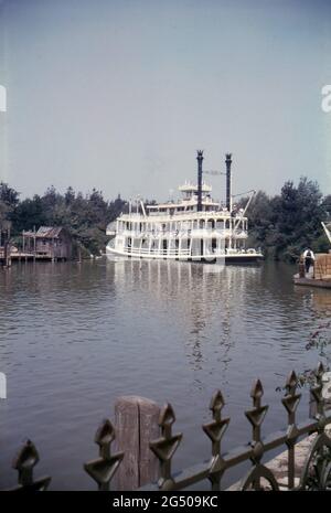 Disneyland, Kalifornien, 1959. Das Mark Twain Riverboat auf Rivera of America, das sich der Landung im Grenzland nähert. Auf der linken Seite ist Tom Sawyer's Island. Stockfoto