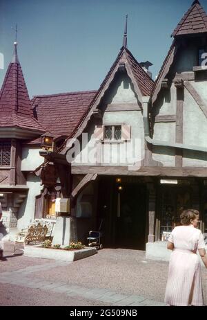 Disneyland, Kalifornien, 1959. Merlins Zauberladen im zentralen Innenhof, Fantasyland. Vor dem Eingang befinden sich beleuchtete Laternen und eine Disneyland Mail Box. In den Schaufenstern sind verschiedene ‘magische’ Waren ausgestellt, darunter auch Schädel. Ein Kodak Film Advisement ist oben ausgesetzt. Stockfoto
