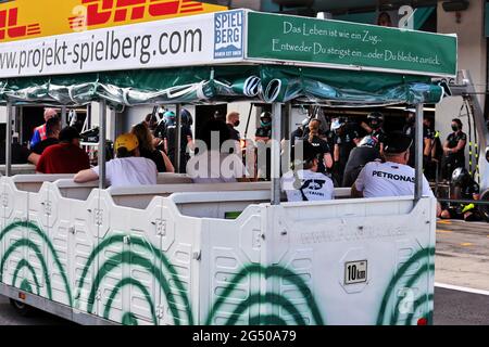 Circuit Atmosphäre - Pit Lane Zug für Inhaber von drei Tageskarten. 24.06.2021. Formel 1 Weltmeisterschaft, Rd 8, Steiermark Grand Prix, Spielberg, Österreich, Tag Der Vorbereitung. Bildnachweis sollte lauten: XPB/Press Association Images. Stockfoto