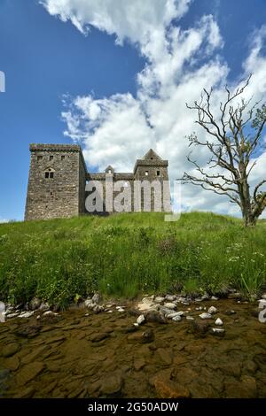 Hermitage Castle eine halbruinierte Burg in der Grenzregion von Schottland. Es steht unter der Obhut des Historic Scotland. Das Schloss hat einen guten Ruf, bot Stockfoto