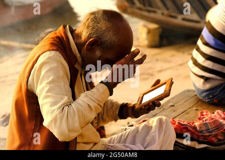 Varanasi, Banaras, Uttar Pradesh, Indien, Ghats (Banken) am Ganges-Fluss, hinduistische heilige Stadt am Ganges Ganga. Uttar Pradesh, Indien Stockfoto