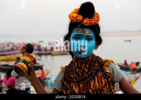 02 2021. Februar, Varanasi, Uttar Pradesh, Indien, Junge beim Aufstehen von Lord Shiva auf den Straßen von Varanasi mit selektivem Fokus. Stockfoto