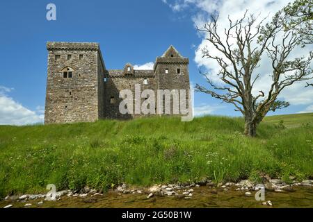 Hermitage Castle eine halbruinierte Burg in der Grenzregion von Schottland. Es steht unter der Obhut des Historic Scotland. Das Schloss hat einen guten Ruf, bot Stockfoto