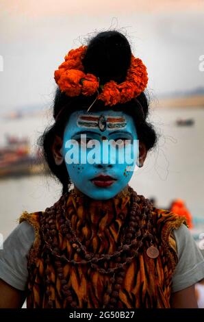 02 2021. Februar, Varanasi, Uttar Pradesh, Indien, Junge beim Aufstehen von Lord Shiva auf den Straßen von Varanasi mit selektivem Fokus. Stockfoto