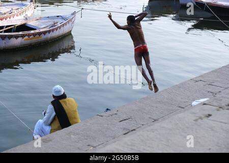 Kleiner Junge im Ganga River in Varanasi, Indien. Stockfoto