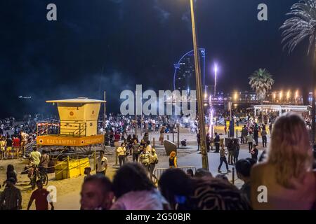 Barcelona, Spanien. Juni 2021. Die Leute sahen das Feuerwerk am Barceloneta Strand. Eines der traditionellsten Feste in Katalonien, die Johannisnacht, die in der Nacht vom 23. Auf den 24. Juni gefeiert wird, bei der das Abfeuern von Feuerwerkskörpern und Feuerwerkskörpern traditionell ist, kehrt zurück, nachdem 2020 nicht zur Feier der Coronavirus-Pandemie zugelassen wurde. (Foto von Thiago Prudencio/SOPA Images/Sipa USA) Quelle: SIPA USA/Alamy Live News Stockfoto