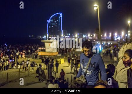 Barcelona, Spanien. Juni 2021. Menschen am Strand von Barceloneta gesehen. Eines der traditionellsten Feste in Katalonien, die Johannisnacht, die in der Nacht vom 23. Auf den 24. Juni gefeiert wird, bei der das Abfeuern von Feuerwerkskörpern und Feuerwerkskörpern traditionell ist, kehrt zurück, nachdem 2020 nicht zur Feier der Coronavirus-Pandemie zugelassen wurde. (Foto von Thiago Prudencio/SOPA Images/Sipa USA) Quelle: SIPA USA/Alamy Live News Stockfoto