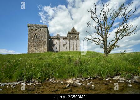 Hermitage Castle eine halbruinierte Burg in der Grenzregion von Schottland. Es steht unter der Obhut des Historic Scotland. Das Schloss hat einen guten Ruf, bot Stockfoto