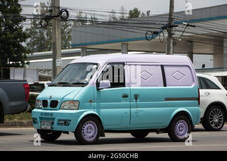 Chiangmai, Thailand - Juni 2 2021: Privater Mini Tongfong Van. Foto auf der Straße Nr. 1001 etwa 8 km von der Innenstadt von Chiangmai, thailand. Stockfoto