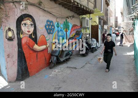 Bagdad, Irak. Juni 2021. Wandmalereien sind am 2. Juni 2021 im alten al-Anbariyen-Slum in Bagdad, Irak, zu sehen. ZUM THEMA „Feature: Maler holen freiwillig neues Leben in die alte Nachbarschaft Bagdads“ Credit: Khalil Dawood/Xinhua/Alamy Live News Stockfoto