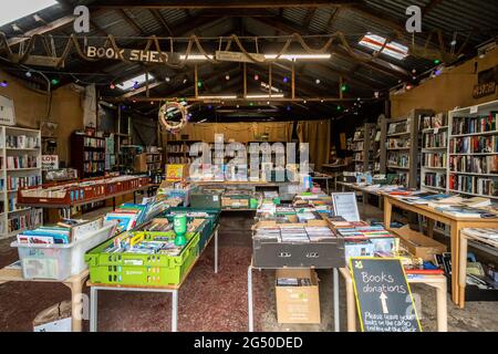 Second Hand Buchhandlung in Dapdune Wharf in Guildford, Surrey, England, Großbritannien Stockfoto