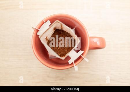 Kaffee tropft in die Tasse. Alternativer Kaffee für die Zubereitung von Spezialkaffee in Papierfiltertüten. Stockfoto