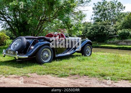 MG TF-1500 offener Zweisitzer-Sportwagen in Schwarz mit rotem Innenraum, zwischen 1936 und 1955 am Fluss Nene am Stadtrand von Roade, No Stockfoto