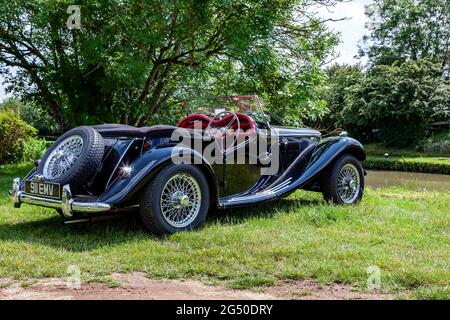 MG TF-1500 offener Zweisitzer-Sportwagen in Schwarz mit rotem Innenraum, zwischen 1936 und 1955 am Fluss Nene am Stadtrand von Roade, No Stockfoto