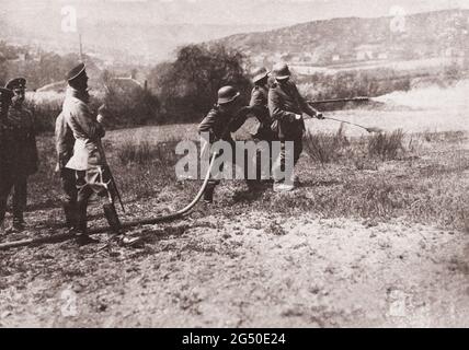 Kronprinz Wilhelm bei einer Übung mit dem Flammenwerfer. In Sedan. Mai 1917 Stockfoto