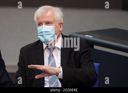 Berlin, Deutschland. Juni 2021. Bundesinnenminister Horst Seehofer nimmt an einer Plenarsitzung des Deutschen Bundestages Teil. Quelle: Felix Schröder/dpa/Alamy Live News Stockfoto