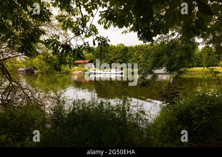 Grachtenkahn liegt am Ufer des Flusses Trent in Farndon, in der Nähe von Newark, Nottinghamshire, England. Stockfoto