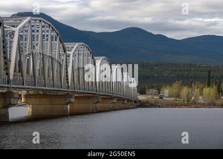 Nisutlin Bay Bridge große, von Menschen hergestellte Stahlbrücke in der Gemeinde Teslin, die im Frühjahrssommer zum Yukon River im Norden Kanadas fließt. Stockfoto