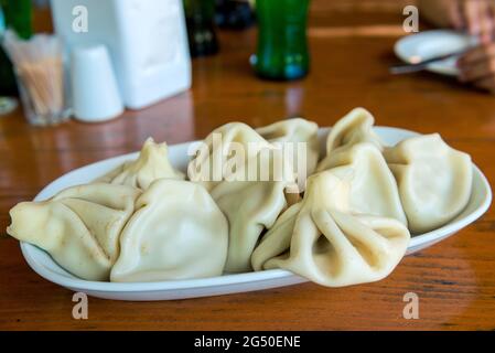 Georgianische Knödel Krinkali mit Fleisch und Papper, auf weißem Teller Stockfoto