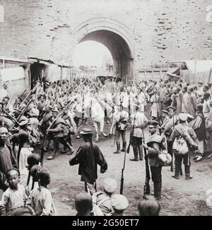 Soldaten des russischen Reiches, die durch die Tore von Mukden, Mandschurei. 1905. Russisch-Japanischer Krieg Stockfoto