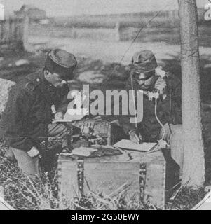 Vintage-Foto aus der Zeit des Ersten Weltkriegs. Österreichische Signalgeber bei der Arbeit. Österreichisch-Ungarische Monarchie. 1914 Stockfoto