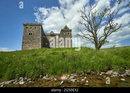 Hermitage Castle eine halbruinierte Burg in der Grenzregion von Schottland. Es steht unter der Obhut des Historic Scotland. Das Schloss hat einen guten Ruf, bot Stockfoto