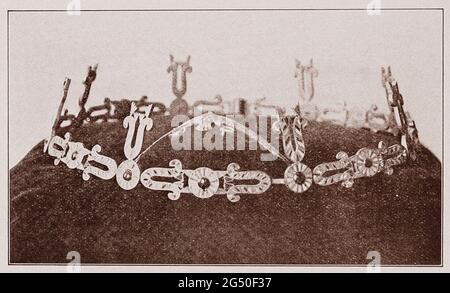 Das Alte Ägypten. Reich Der Mitte. Diadem einer Prinzessin der zwölften Dynastie, in ihrem Grab in Dashur gefunden. (Kairo Museum). 1912 Buchillustration Stockfoto