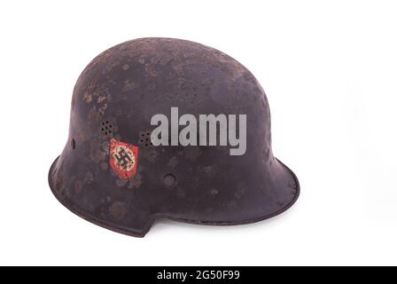 Deutschland im Zweiten Weltkrieg Helm der deutschen Armee (Modell M35) mit Abziehbildern auf isoliertem Hintergrund. Stockfoto