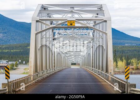 Nisutlin Bay Bridge große, von Menschen hergestellte Stahlbrücke in der Gemeinde Teslin, die im Frühjahrssommer zum Yukon River im Norden Kanadas fließt. Stockfoto